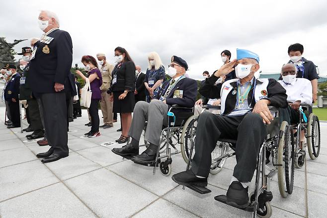 6·25전쟁 72주년을 맞아 국가보훈처 초청으로 우리나라를 찾은 유엔(UN)군 참전용사들이 27일 오전 서울 동작구 국립서울현충원을 방문해 현충탑에 분향 후 묵념 및 경례하고 있다.2022.6.27/뉴스1