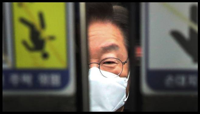 이재명 더불어민주당 대표가 21일 서울 여의도 국회에서 열린 최고위원회의를 마친 뒤 승강기를 타고 있다. /뉴스1