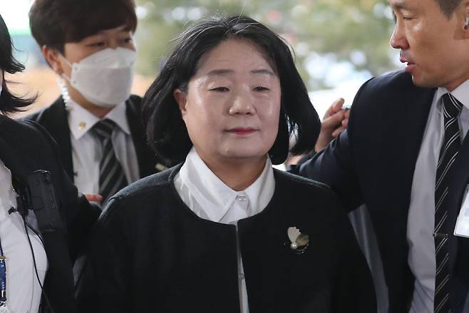 정의기억연대(정의연) 후원금을 사적으로 유용한 혐의를 받는 윤미향 무소속 국회의원이 2023년 2월 10일 서울 마포구 서울서부지방법원에서 열린 보조금관리법 및 기부금품법 위반 등에 대한 1심 선고공판에 출석하고 있다. /뉴스1