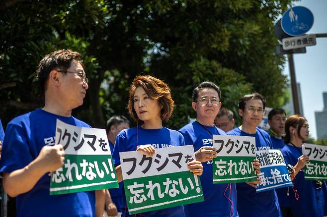 대한민국 더불어민주당 소속 국회의원 (앞줄 왼쪽부터) 박범계, 양이원영, 이용빈, 김승남, 유정주가 10일 일본 도쿄 총리 관저 밖에서 후쿠시마 원전 오염수(일본 정부 명칭 '처리수') 방류 반대 시위에 참여하고 있다. 국제원자력기구(IAEA)는 후쿠시마 제1원전의 오염수 해양 방류 계획이 국제기준에 부합한다는 종합보고서를 내놓았으나 국내외 일각에서는 중립성에 대해 의문을 제기하는 등 우려가 끊이질 않고 있다. 2023.07.10/AFP 연합뉴스