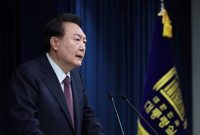 윤석열 대통령이 11월 29일 서울 용산 대통령실 청사에서 2030 엑스포 부산 유치 실패와 관련해 대국민 담화를 하고 있다. /연합뉴스