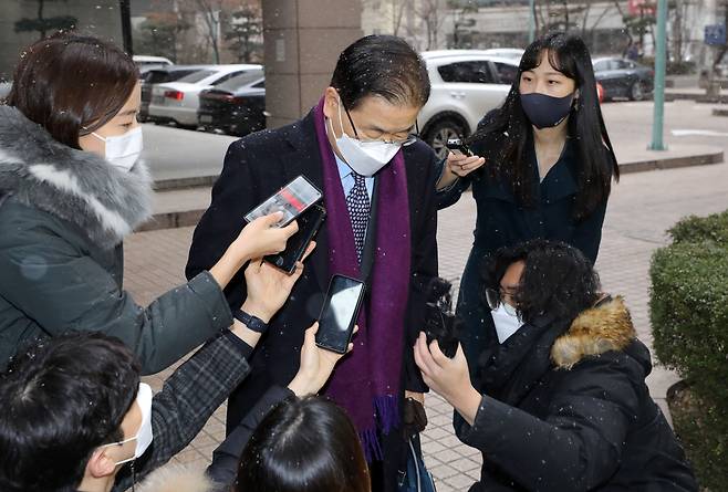 정의용 외교부 장관 후보자가 지난 1월 28일 오전 서울 종로구 외교부 청사 인근 사무실로 출근하며 기자들 질문을 받고있다. /뉴시스