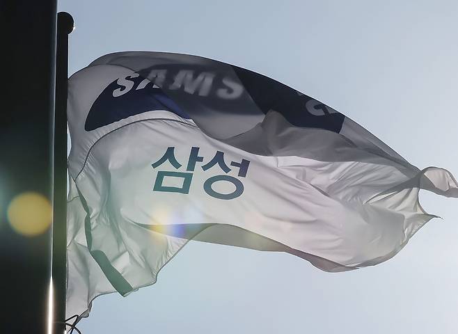 서울 서초구 삼성전자 서초사옥에 걸린 깃발. /뉴스1