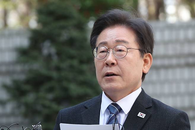 이재명 더불어민주당 대표가 제22대 총선을 하루 앞둔 9일 오전 서울 서초구 서울중앙지방법원에서 열리는 '대장동 배임·성남FC 뇌물' 관련 특정범죄가중처벌등에관한법률위반(뇌물) 등 공판에 출석하며 기자회견을 하고 있다./뉴스1