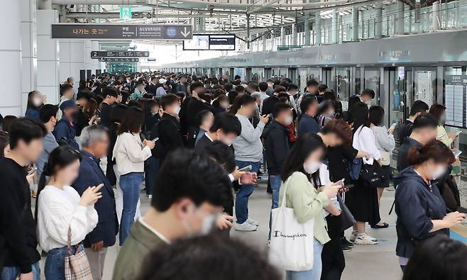 인천시 계양구 공항철도 계양역 상행 열차 승강장이 승객들로 붐비고 있다. /연합뉴스