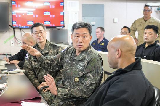 최성혁 해군작전사령관이 지난 5일 한미 연합 기뢰전 훈련 지휘본부가 개소된 미국 해군 원정해상기지함(ESB) 미구엘 키스(Miguel Keith)함에서 안토니오 하이드 미 제7기뢰대항전대장과 훈련현장을 지휘하고 있다. 2024.4.9 [해군 제공] 연합뉴스