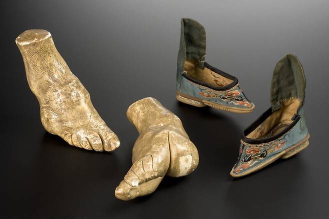 1890~1891년 사이 제작된 전족 발의 석고 모형과 전족 신발. 위키미디어 코먼스