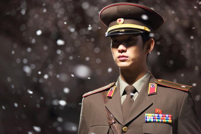 김수현은 영화 '은밀하게 위대하게'(2013)에서 북한에서 남한으로 내려보낸 공작원을 연기했다. 쇼박스 제공