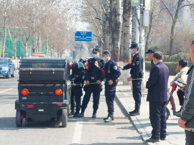 지난달 14일 건물 폭발 사고가 발생한 중국 허베이성 싼허시의 한 거리에서 현지 공안들이 취재진의 접근을 막고 있다. 싼허=조영빈 특파원