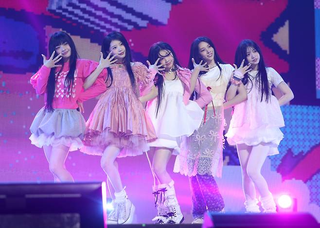 그룹 아일릿(ILLIT) 민주, 이로하, 원희, 모카, 윤아가 25일 오후 서울 용산구 블르스퀘어 마스터카드홀에서 열린 미니 1집 'SUPER REAL ME' 발매 기념 쇼케이스에 참석해 타이틀곡 '마그네틱' 무대를 선보이고 있다. 아일릿은 '르세라핌' '뉴진스'에 이어 하이브가 탄생시킨 세 번째 걸그룹이자, '엔하이픈' 소속사 빌리프랩이 만든 첫 걸그룹이다. 서병수 기자 qudtn@edaily.co.kr /2024.03.25/