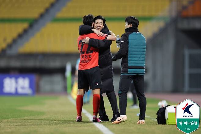 이상헌과 윤정환 감독이 포옹하는 모습. 사진=프로축구연맹