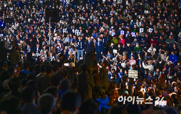 조국 조국혁신당 대표와 지지자들이 9일 오후 서울 종로구 세종문화회관 앞에서 '검찰독재 조기종식, 서울시민과 함께' 기자회견에서 발언하고 있다. [사진=곽영래 기자]