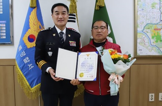 안산상록경찰서가 돈다발을 발견해 신고한 주민 전장표(오른쪽)씨에게 감사장을 수여했다. [사진=안산상록경찰서]