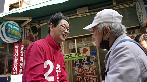 주진우 부산광역시 해운대갑 후보가 지역주민을 만나 선거운동을 하고 있다. [사진=주진우 후보 선거캠프]