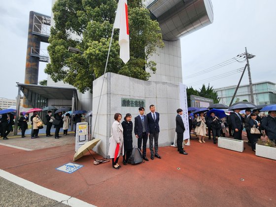 지난 3일 오전 일본 도쿄 메구로구 도쿄공업대 캠퍼스에서 입학식이 열린 가운데 신입생과 가족들이 교명이 적힌 정문 현판 앞에서 기념사진을 찍고 있다. 오누키 도모코 특파원