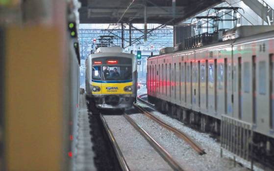 2018년 12월 31일 서울 지하철 분당선 왕십리역에서 청량리역까지 연장 운행하는 첫 열차가 역으로 들어오고 있는 모습.  [연합뉴스]