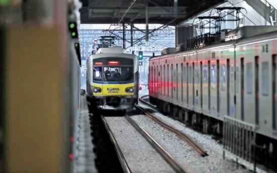 2018년 12월 31일 서울 지하철 분당선 왕십리역에서 청량리역까지 연장 운행하는 첫 열차가 역으로 들어오고 있는 모습.  [연합뉴스]