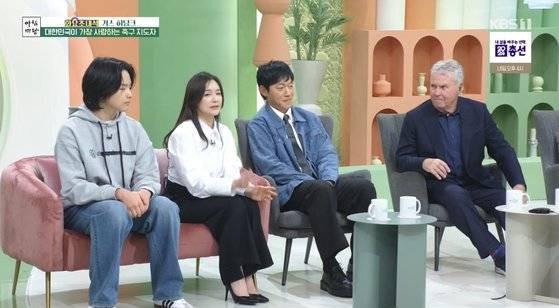 KBS1TV 아침마당에 출연한 히딩크 전 감독과 김남일 선수, 김보민 아나운서, 김서우군. 사진 KBS 캡처