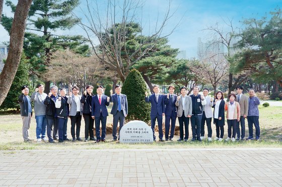 서울과기대 교직원들이 식수 행사를 마치고 단체 기념사진을 촬영하고 있다.