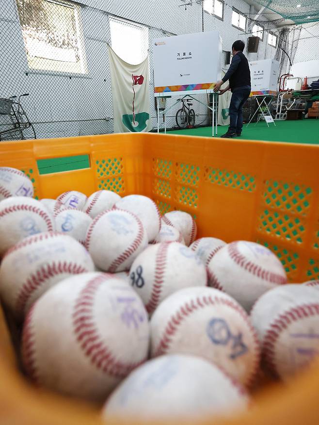 9일 오후 주민센터 직원이 서울 중구 청구초등학교 야구부 실내훈련장에 투표소를 설치하고 있다. 연합뉴스
