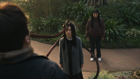 원작과 달리 한국판 시리즈 '기생수: 더 그레이'에선 인물의 얼굴 한쪽 또는 전체가 기생생물에 의해 변형된다. 사진 넷플릭스