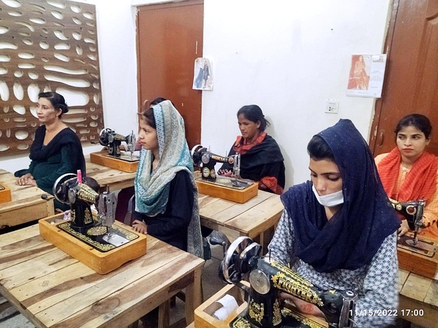 파키스탄 현지 여성들이 2022년 11월 직업훈련센터에서 열방네트웍의 협력 사역 프로그램인   재봉교육을 받고 있다. 열방네트웍 제공