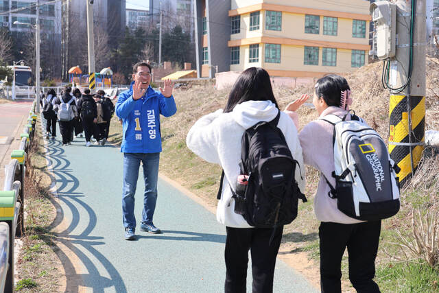 김주영 더불어민주당 김포갑 국회의원 후보가 양도중 학생들과 인사를 하고 있다. 김주영 후보 캠프 제공