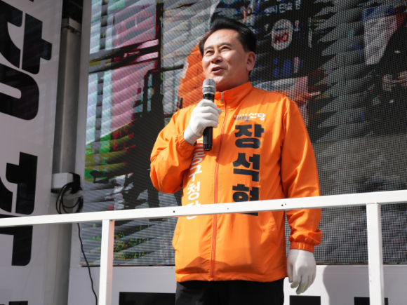 개혁신당 장석현 인천 남동구갑 후보가 9일 자신의 유세차에서 지지를 호소하고 있다. 장 후보 제공