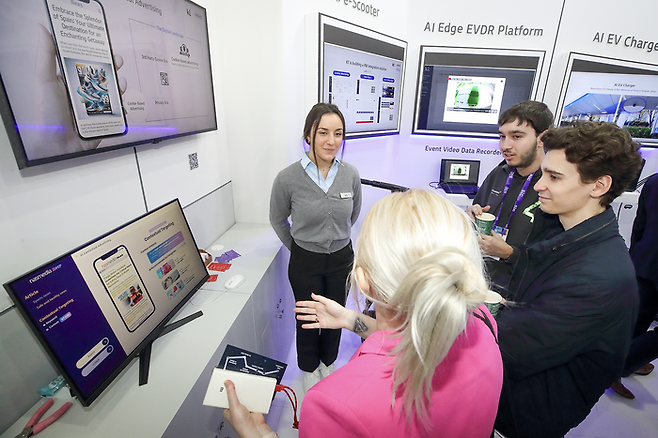 지난 2월 스페인 바르셀로나 MWC 2024 전시장에 마련된 KT와 나스미디어의 ‘AI 문맥 맞춤 광고 서비스’ 부스. [사진 출처 = KT]