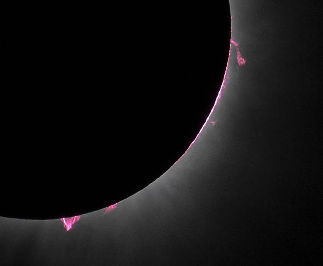 [댈러스=AP/뉴시스] 8일(현지시각) 미 텍사스주 댈러스에서 달이 태양을 완전히 가리는 개기일식이 관측되고 있다. 202.04.09. /사진=민경찬
