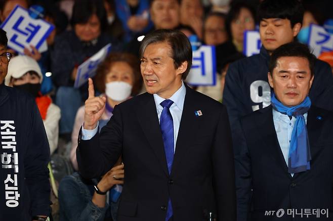 [서울=뉴시스] 황준선 기자 = 조국 조국혁신당 대표가 9일 오후 서울 종로구 세종문화회관 앞에서 열린 검찰독재 조기종식, 서울시민과 함께 기자회견에서 발언하고 있다. 2024.04.09. hwang@newsis.com /사진=황준선