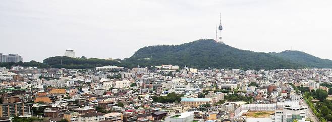 부동산R114가 5046명을 대상으로 설문조사를 한 결과 내 집 마련에서 가장 중요한 조건으로 ▲교육환경 29.7% ▲교통 25.1% ▲주거 쾌적성 21.2% ▲편의시설 15.2% 등을 선택했다. 내 집 마련의 적정 시점으로는 올해 상반기를 꼽았다. /사진=뉴스1