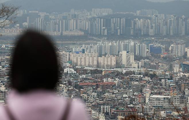 금융당국이 부동산 프로젝트파이낸싱(PF) 구조조정 활성화를 위해 전 금융권과 면담을 진행한다. 사진은 남산타워에서 본 아파트 단지 모습./사진=뉴스1