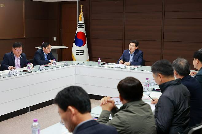 반도체국가산단 조성지원 추진단 회의에 참석한 이상일 용인특례시장과 시 공직자들의 모습. / 사진제공=용인특례시