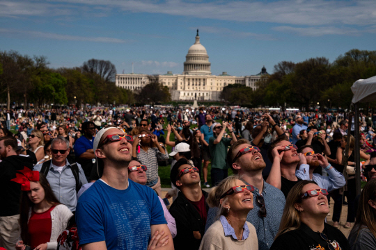 8일 미국 워싱턴 DC 내셔널몰에서 시민들이 개기일식을 관람하고 있다. AFP 연합뉴스