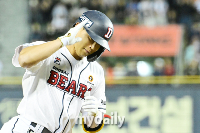 2024년 4월 9일 오후 서울 잠실야구장에서 진행된 '2024 신한 SOL 뱅크 KBO 리그' 한화-두산의 경기. 두산 박준영이 6회말 한화 이민우를 상대로 솔로 홈런을 때린 뒤 기뻐하고 있다./잠실=곽경훈 기자(kphoto@mydaily.co.kr)