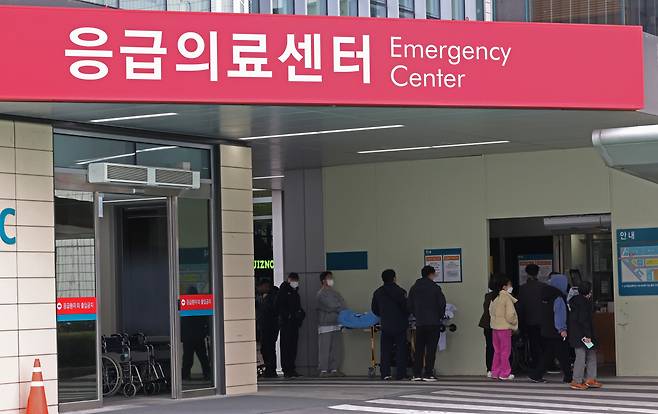 서울 한 대형병원 응급실 앞에서 진료를 기다리는 환자들이 줄을 서고 있다. [연합]