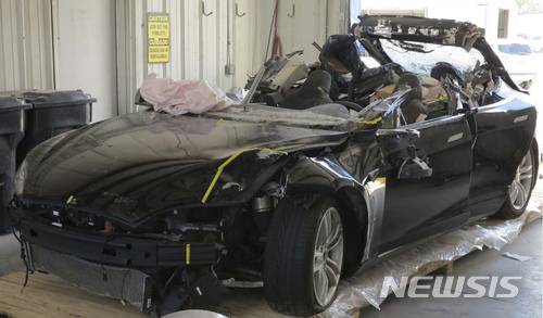 【윌리스톤=AP/뉴시스】 미 연방교통안전국 (NTSB)은 자율주행차 테슬라의 모델 S차량이  캘리포니아 고속도로에서  '오토파일럿' 자동시스템으로 운행 중 소방트럭과 충돌한 사고를 조사중이라고 지난 2018년1월24일(현지시각) 발표했다. 올해 오토파일럿 장치 관련 여러 건의 재판을 앞두고 있는 테슬라가 8일 첫 재판의 평결이 나오기 하루전 피해자측과 합의했다. 2024.4.9.