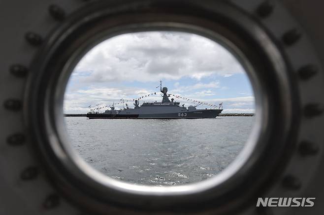 [발트해=AP/뉴시스] 우크라이나 국방정보국은 8일(현지시간) 러시아 역외 영토 칼리닌그라드 발티스크 해군기지에 정박 중이던 러시아 소형 미사일 코르벳함 '세르푸호프'함을 공격해 큰 피해를 입혔다고 주장했다. 러우 전쟁 개전 후 우크라가 발트해에서 러시아 선박을 공격한 것은 이번이 처음이다. 사진은 2022년 7월 발트해에서 해군 퍼레이드 리허설에 참여하고 있는 세르푸호프함. 2024.04.09.