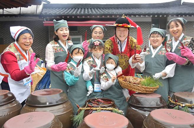 전북 순창군 출연기관인 (재)발효관광재단은 오는 13일 순창전통고추장민속마을 일원에서 '2024 순창 장 담그는 날'을 개최한다. 순창군 제공