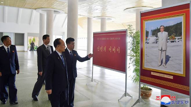 북한 김일성 주석 생일(4월 15일) 112주년 경축 중앙사진전람회 '인민의 어버이'가 지난 8일 평양 옥류전시관에서 개막됐다고 조선중앙통신이 9일 보도했다. 연합뉴스