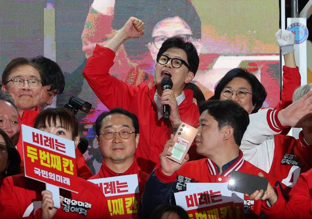▲국민의힘 한동훈 비상대책위원장 겸 총괄 선거대책위원장이 9일 서울 중구 청계광장에서 열린 '국민의힘으로 대한민국살리기' 청계광장 22대 총선 파이널 총력유세에서 지지를 호소하고 있다. ⓒ연합뉴스