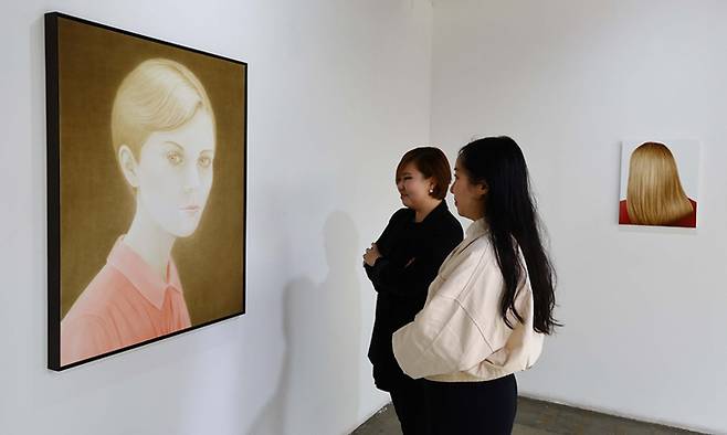유럽 작가들을 한국에 알리는 초이앤초이갤러리는 오스트리아 작가 베르트람 하제나우어 개인전을 열고 있다.