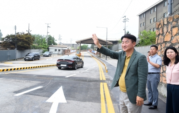 김동근 의정부시장이 지난해 7월 3일 CRC 관통도로 개통식 후 지나는 차량들에게 손을 흔들어 인사하고 있다. 의정부시 제공