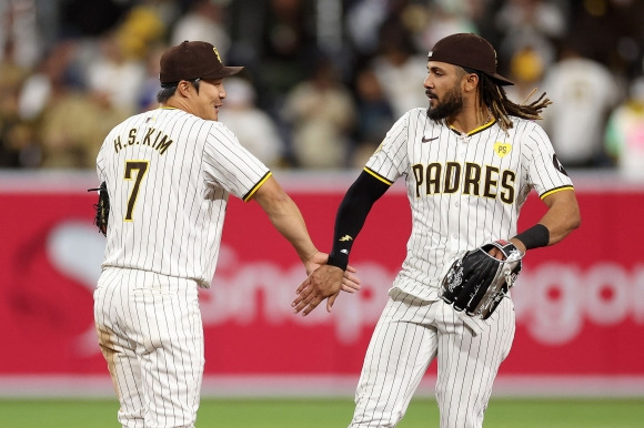 BBA-BBN-BBO-SPO-CHICAGO-CUBS-V-SAN-DIEGO-PADRES - SAN DIEGO, CALIFORNIA - APRIL 08: Ha-Seong Kim #7 of the San Diego Padres celebrates with Fernando Tatis Jr. #23 of the San Diego Padres after defeating teh Chicago Cubs 9-8 in a game at Petco Park on April 08, 2024 in San Diego, California.   Sean M. Haffey/Getty Images/AFP (Photo by Sean M. Haffey / GETTY IMAGES NORTH AMERICA / Getty Images via AFP)