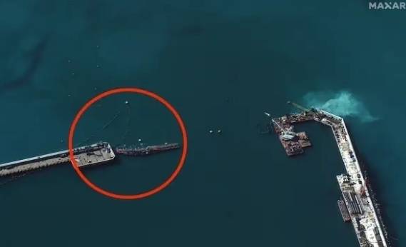 3월 30일 러시아 노보로시스크 항구 입구에 세워진 ‘바지선 장벽’의 모습. 영국 국방부는 러시아 해군이 우크라이나군의 해상 드론 공격에 대비해 바지선 4척을 장벽처럼 배치했다고 밝혔다. 위성 사진 제공=맥사 테크놀로지