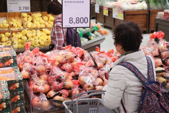 9일 서울 시내의 한 대형마트 과일 판매대에서 시민들이 장을 보고 있다. 연합뉴스.