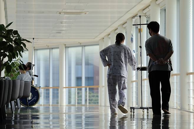 4월7일 오전 서울 시내 한 대학병원에서 환자와 보호자가 이동하고 있다. ⓒ 연합뉴스