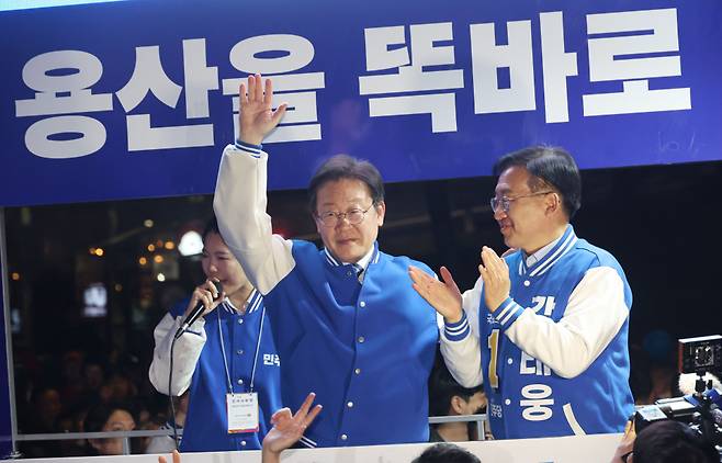 더불어민주당 이재명 대표가 9일 용산역 앞 광장에서 열린 '정권 심판, 국민승리 총력 유세'에서 강태웅 후보와 함께 지지자들의 환호에 손들어 답하고 있다. ⓒ연합뉴스