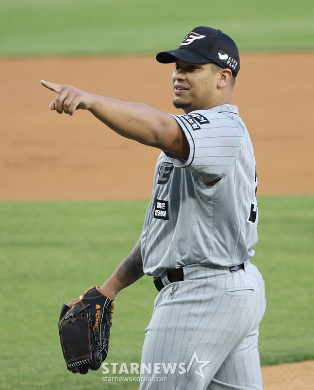 [포토] 산체스 '1회 위기 넘겼어'